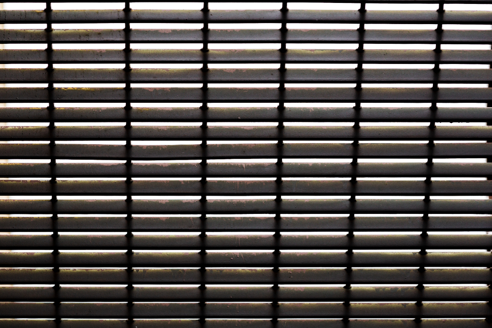 تایل سقفی و دیواری بک لایت آلومینیومی ای جی وی: انتخابی هوشمند برای دکوراسیون مدرن